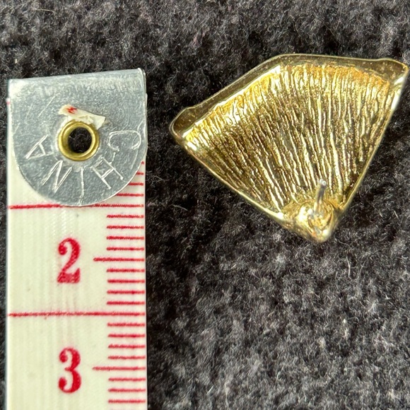 Triangle Shaped Black Enamel Pierced Earrings Gold Tone Vintage - Picture 4 of 5